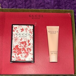 Gucci Bloom Floral Gift Set in Pink and Red